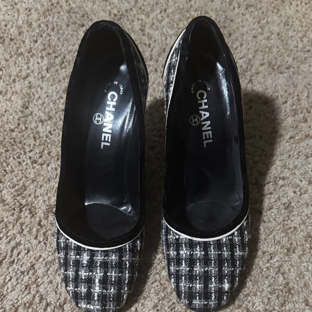 CHANEL Tweed Black and White Heels $800 new. Worn 3 times. 2.75 heel